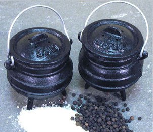 http://www.anniescollections.com/cdn/shop/products/kitchen-iron-salt-and-pepper-shakers-cast-iron-mini-cauldrons-2_grande.jpg?v=1478650418